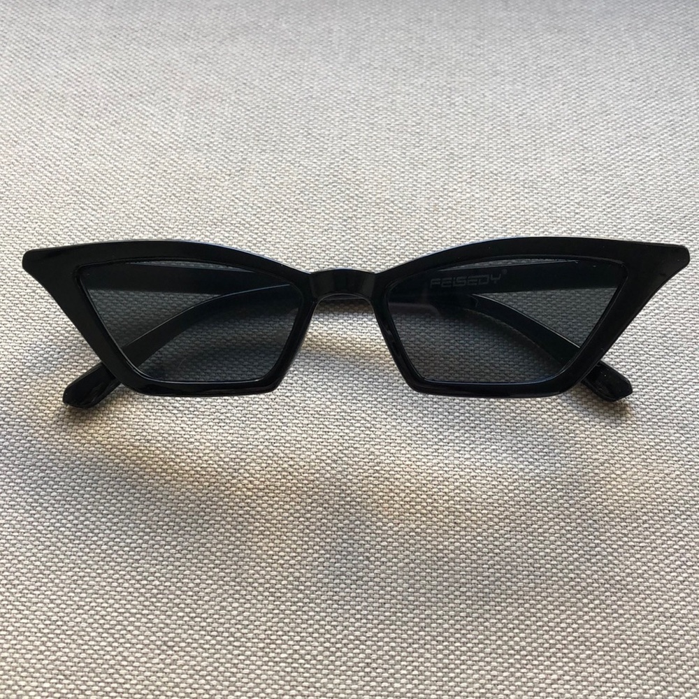 Feisedy slim cat-eye sunglasses + case
